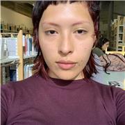 Estudiante de Educación Social, apta para enseñar latín, filosofía e historia a todas las edades.
